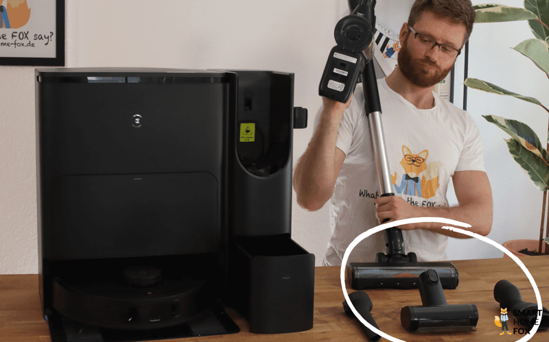 Das Zubehör des ECOVACS DEEBOT T30S COMBO COMPLETE Akkusaugers liegt auf dem Tisch.